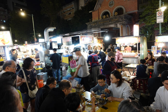 裏手に行って、列につきます。