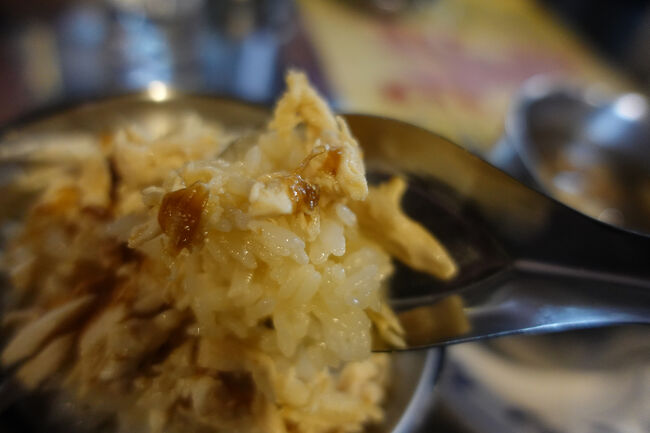 ゆっくりいただいておりましたが…お隣の関西弁のお二人は、二人で鶏肉飯1碗なんですね。最低消費無いんや。