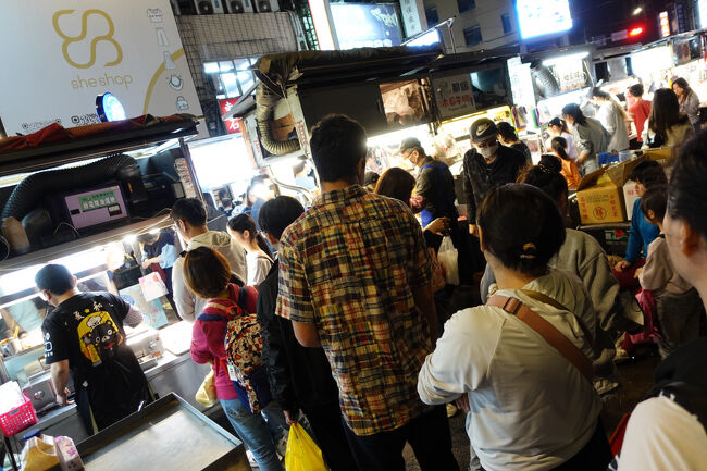 やっぱ裏手で並ぶようにと。