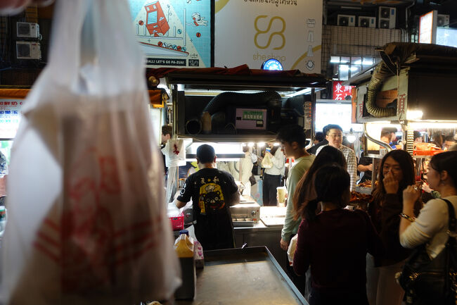 注文したら、ポイポイと紙袋に放り込んで、スパイス振って、ビニール袋に。本日の任務？完了です。