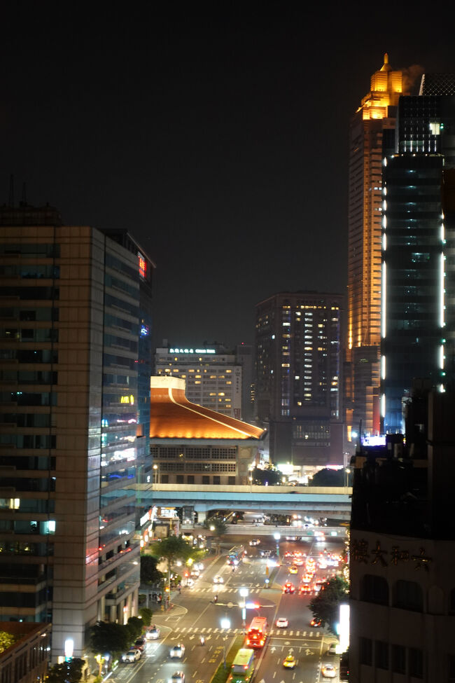 合間にちょっと夜景も見に屋上へ。
