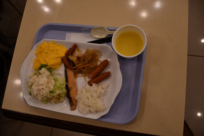 朝食の盛り付け