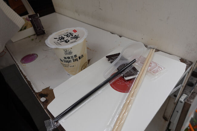 お店の方、お兄さん一人やけど、外の様子見てはるんやね。次あなたって感じで声かけて行ってるみたい。順番かな？注文は…英文で良いのね。<br /><br />路面にスタンドあるんで、そこでいただきます。一応、内用って事になるかしら？んで、お会計…お店前の瓶にお札入れて、硬貨は硬貨勘定するやつに。釣り銭もそっから取っていくと。