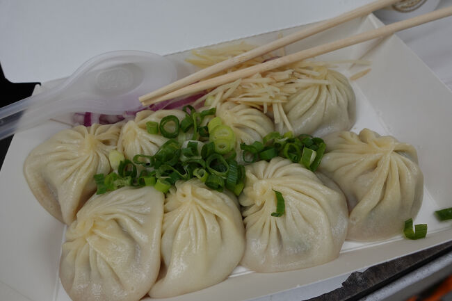 箱入り小籠湯包は、120NT$で八包。葱に生姜に玉葱と薬味たっぷりです。