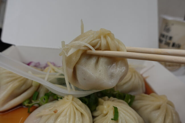 使い切りサイズの醤油と酢…箱にぶちまけますか。<br /><br />つまみ上げた小籠湯包は、やはりタプタプしてます。ので、レンゲに乗っけて。