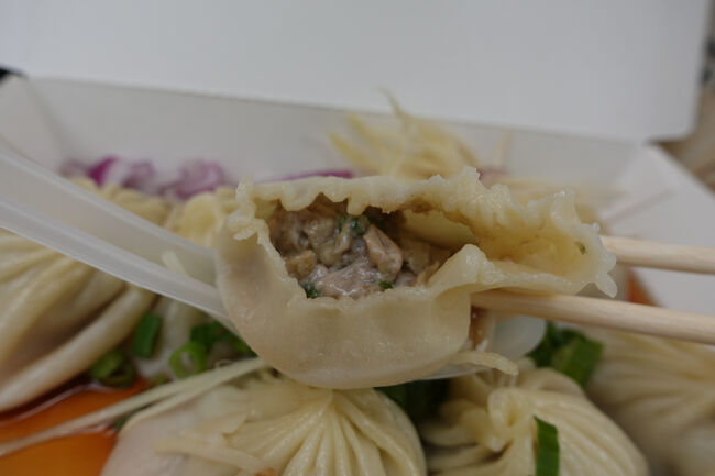 テッペン齧って、湯をいただきます。続けて、皮と肉団子をモグモグと。<br /><br />さすがの人集り、美味いですねぇ。これはえぇお店がすぐ向かいに。