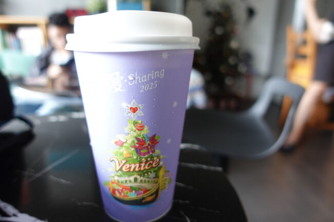 タバコについでに、コーヒーも。これで眠気を抑えつつ、残りの用事も…何せ土地勘無いとこやから、なかなか進まぬ。