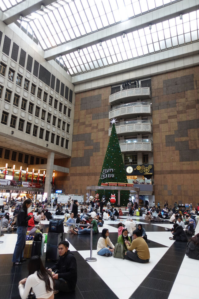 数日分宿を確保して、地図とか眺めて行き方とかも…コーヒー空やし、また徘徊してくるかな。<br /><br />ちうても、MRT机場線への行き方確認とかなんやけど。一度利用したことあるけれど、けっこ面倒やった気がして…あれ？遠いは遠いけど、迷うほどでは無いね。<br /><br />せっかくの徘徊やから、台北火車駅を観光ですかね。一階大広間は…やっぱ床に座る方々。ケツが冷たくなると思ふけれど…んでも、なんとも東南アジアの方々？皇后像廣場みたいね。