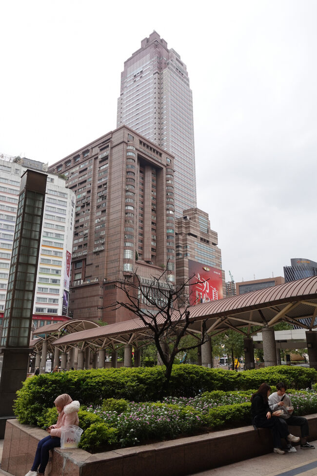 反対側から外へ。冴えない天気ですなぁ。