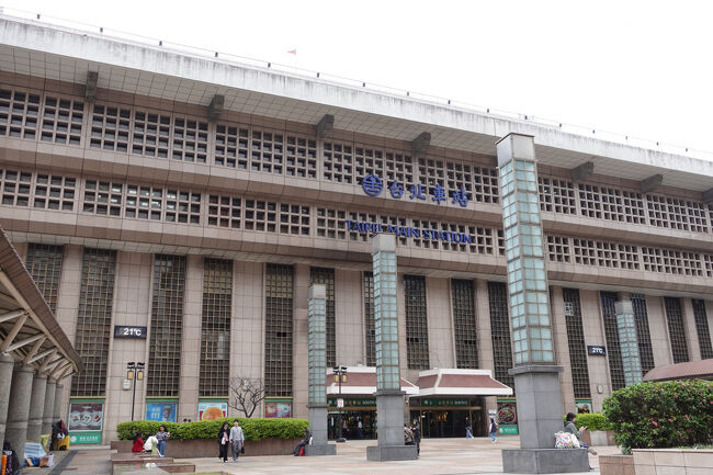 空模様も兎も角、今日は風の日ですね。駅前広々は風キツい…