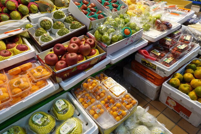 蓮霧、箱詰めが10個入りで1000NT$。ちょっと良さげな袋詰めは1斤200NT$。で、この店だけ見栄えのイマイチなんも売ってまして、1斤50NT$。量り売りですから、秤にかかりまして…90NT$ですね。端数まけてくれるみたい。端数8NT$やけど…おおきに。