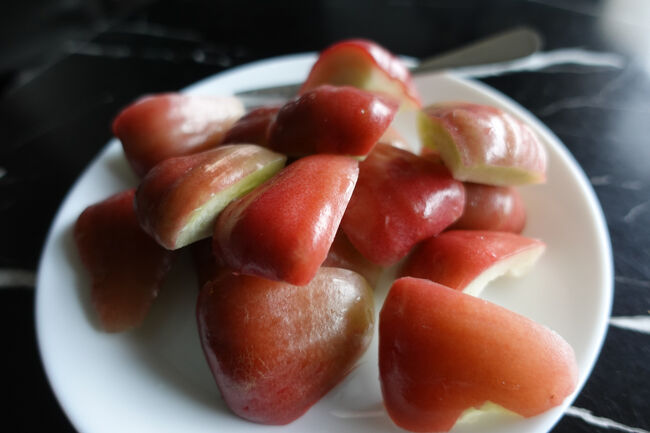 ホンマ切るだけ。なんならそのまま洗って齧ってもってのが蓮霧のえぇとこ。