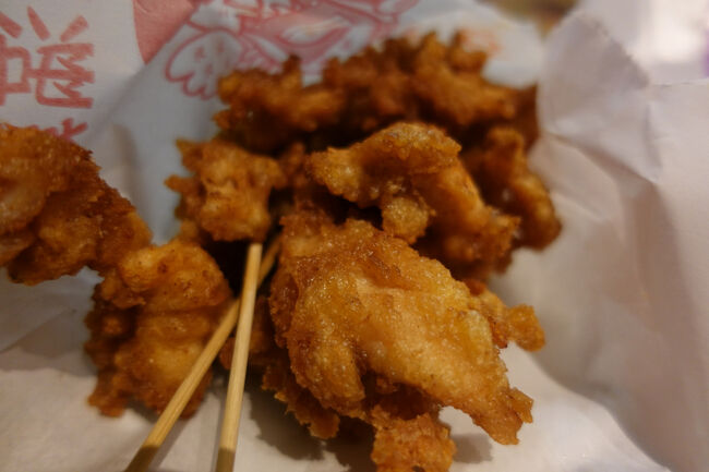 鶏と言うか、サクサクカリカリな衣を辛いスパイスでいただいてるような…