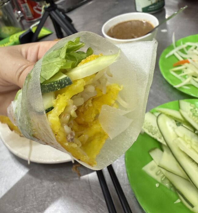 これをメモ帳のようなライスペーパーに野菜と共に包み、タレにつけて食べるととっても美味しいのです