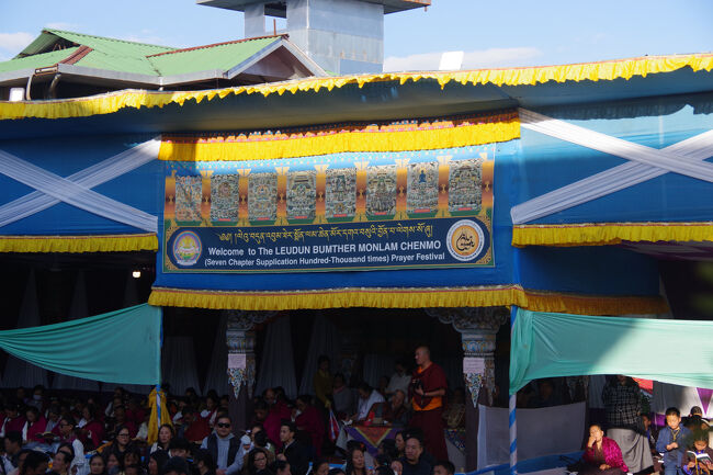 垂れ幕には「（７章１０万回祈願）祈祷祭へようこそ」と書かれています。<br />