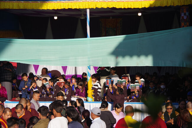 子供たちも一緒に祈祷中？<br />