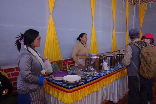 特設のテントの中では、無料で振るまわれる食事が用意されていました。<br />