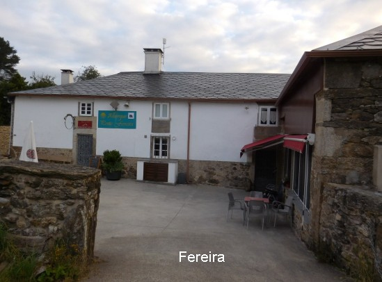 次の村Fereiraにもバルがあったので寄ってきました。いままでこんなに頻繁にバルが出てこなかったと思うけど、これは大きな町のメリダが近くなったからだと思う。今まで滅多になかったバルなので、稀少価値の気になってつい寄ってしまいます。