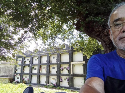 またお墓を撮ってます。スペインのお墓はこのように団地になっている所が多いです。金持ちのお墓は一戸建てで凄い豪華ですが、庶民はこれが平均と思います。やっぱり団地の上の方が値段が高いのかな？