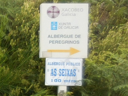 今日のアルベルゲAs Sixasはカミーノから100m外れています。ここには12時半の到着と、ここまではいつもと同じです。少し待っているとオスピタレラがやって来たので、チェックインして２階のベッドルームに落ち着きました。<br />「この旅２番目の残念」とは、雨で濡れたために壊れたカメラを乾かそうとバッテリーケースを開けたところ、SDカードがピョンと飛び出して床の隙間にするすると入ってしまいました。えっまじで！！！YouTubeではスマホが側溝にスルッと落ちるのを見たことあるが、それが自分にも起こるなんて！ライトで隙間を照らして見ると大分下にカードが見えてます。50cmほどの深さなので持参の割り箸じゃ届かない。外から長い茎を取ってきて、それに使い捨てシーツを小さく巻き付けて先端に接着剤を付けて引き寄せようとしましたが無理でした。見えてるんだがなぁ。<br />普段ならバッテリーとSDカードが飛び出す仕組みは便利だったけど、こんな落とし穴があったとは！文字通り、その先には本当の落とし穴があったと言うおまけつき。