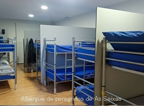 ８年前、巡礼中に酷い腰痛を発症したことがあって、立ち上がったら激痛で一歩も歩けなかった。今回はそれと同レベルです。前回は歩幅を15cmにしてソロリソロリと暫く歩くことで痛みは改善したので、今回もそれだと良いんですが。明日やってみないと分かりません。<br />問題の隙間はベッドルームなので、他の巡礼も「どうだ取れそうか？」と声を掛けてくれたけどなす術がありませんや。