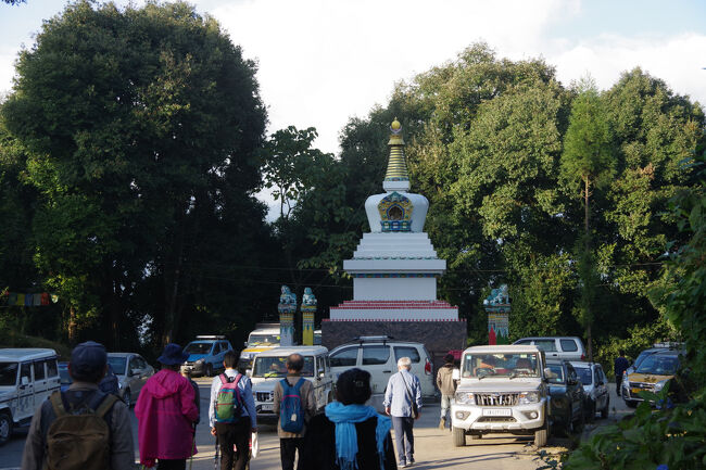 下の道から九十九折を上って来ると、ストゥーパのある広場に出ます。ここを東に行くと僧院で、西に行くとエルジンホテルです。<br />