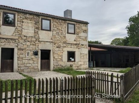 1歩踏み出すだけでも激痛が走るので、出来れば大人しくベッドに寝ていたいけど、夕飯は隣の私営アルベルゲに申し込んであるし、頑張って食べないことには明日歩けないので２本のスティックにすがるようにして移動します。