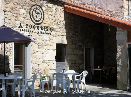 公営アルベルゲのWi-Fiはあるのに使えないので夕飯を食べに行った隣の私営アルベルゲ兼バル（Albergue A Toqueira）のWi-Fiを使って送信します。今日の公営は新し目で綺麗だけど床がなー。床に隙間なんか作るなよ！日本の宿なら建物の不具合でSDカードが落ちてしまったのなら宿の責任で何とかしてくれると思うけど、ここはスペインだしおまけにアルベルゲなので「困ったわね」で終わってしまいました。<br /><br />良かったことはメッセンジャーで二人の方とビデオ通話が出来ました(隣のバルから)。憂さ晴らしで高いビールとカーニャを飲みました。夕飯は７時半から隣で食べさせて貰えます。隣に行くだけなのに杖を二本突いて必死の形相。