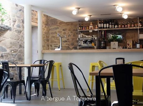 ここはアルベルゲ二軒だけの村で買い物はできませんが私営アルベルゲにはバル兼レストランもあるので、飲み食いには困らないから心強いです。公営に泊まった人も私営に泊まった人も全員が一堂に会しての夕飯です。メニューは２０日ぶり。<br /><br />はす向かいのオジサンが凄い恰好で歩いていた長身の人とすぐ気付かなかった。夕食の時はとても明るかったし座ってたので故障してた人だと分からなかった。歩く姿は気の毒過ぎたけど、いまは明るく振る舞っているので安心した。同病相哀れむ。<br />歩数計のリセットボタンがバカになったのでルーゴからの累積計算になりましたがこれも数字の上部が消えているので歩数は想像になりました。想像で書いてもしょうがないので記すのは止めました。<br /><br />