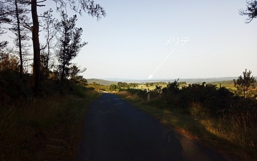 遠くに今日の目的地メリデが小さく見えてきました。こっから３時間と言う所でしょうか。<br />朝飯には小さなカステラパンとコーヒーだけなので腹ペコになってますが、メリデでは名物のプルポ(タコ)を食べるので、それだけを楽しみに歩いてます。