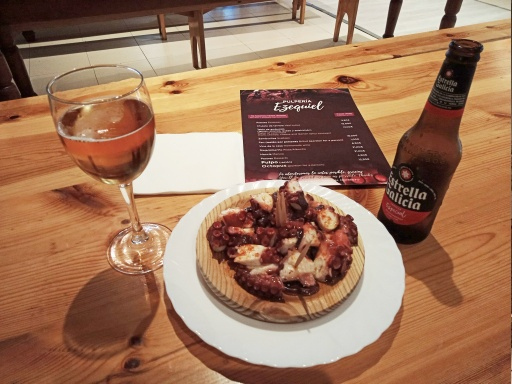 幸い12時と、スペインでは昼前の時間なので、店内は混む前だからプルポをゆったりと楽しめました。パンは？と聞かれたけどいらない。案の定パンは別料金でした。<br />プルポは以前は10ユーロだったけど、12.5ユーロに値上がりしてました。プルポとビール小瓶で合計15ユーロ。前に食べた時は両方食べても10で済んだのに。もう庶民の店ではないですね。次にメリデに来ることがあっても、エセキエルはもう来なくてもいいかな？<br />15ユーロ出すなら３食分を余裕で買えますから。しかもビールは小瓶じゃなくて１リットル瓶が飲めます。