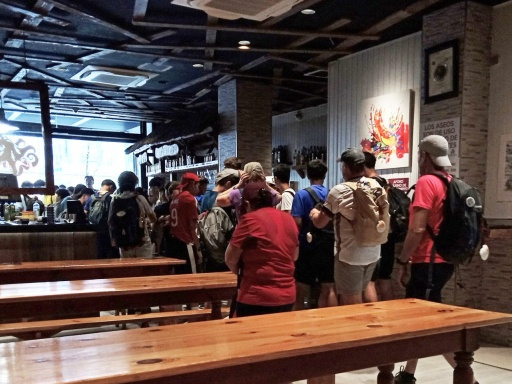 奥では中学生の団体がかしましい。これからサンチャゴに至る数日間は、こういう賑やかな団体と前後して歩くことになります。前後と言うか、波にもまれて？<br />プリミティボの道で最初の頃に会った男が、メリデから小さい袋だけ持った巡礼者が増えてうざいのでメリデから先は歩かないと言ってたけど、私は聖地まで行くのが巡礼と思っているので、それはあり得ないです。