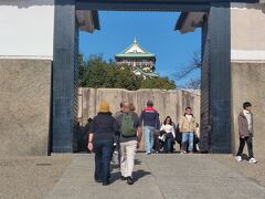 大阪城に着くまで遠い！
つまり広い！
それでなくても、今日は暖かく、汗だくで歩きました。