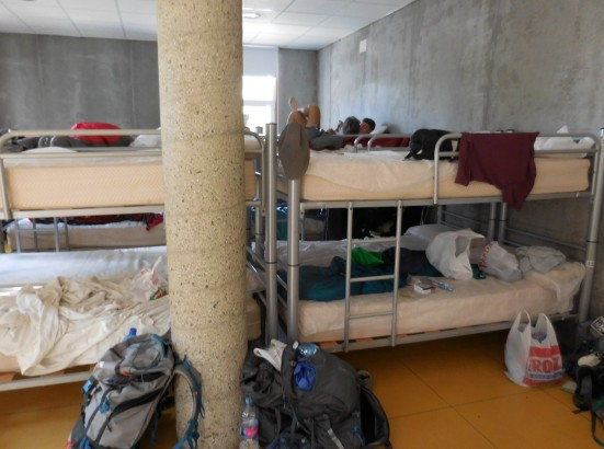 数年前に泊まったときは、私の周りには暴風雨みたいなイビキ大王が二人もいました。さすがにこれは寝てらんないのでキッチンに移動して大きな木のテーブルの上に寝袋を敷いて寝ましたが、あとから同じように避難してきた人がいました。いま考えたら硬いテーブルじゃなくてベッドのマットレスを持ち出して廊下で寝れば良かった。マットは外せるんだから。今度はそうしよ。