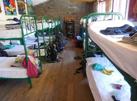 こちらは昨年(2024)歩いた銀の道にあった別のアルベルゲですが、これ見てウゲェと思う人はアルベルゲには泊まれません。すぐ慣れますけどね、イビキ以外は。<br />私のベッドは前に(2017)泊めて貰った時と同じで、手前の下段です。バナナが載ってます。