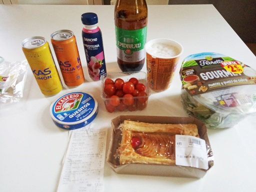 プルポでお昼を食べたけど栄養補給にスーパー Froiz へ。私に取っての高級バケツ野菜、チーズにビールと炭酸飲料２本にプロティンとトマト。明日の行動食はアップルパイもどき（写真手前）。これ途中で食べるには適度に水分もあって食べやすいんですよ。<br />アルベルゲの何もないキッチンでゆったりと頂きました。私にはキッチンに何も器具がないと逆に利用者がいないと言うメリットがあります。w<br />昨日の野球帽一家がやって来がチェックイン出来ずにまた引き上げてった。何なんだろな？<br /><br /><br />2025サンチャゴ巡礼24 プリミティボの道16 メリデからアルスア　イタリアのヒッピーと再会へ続く
