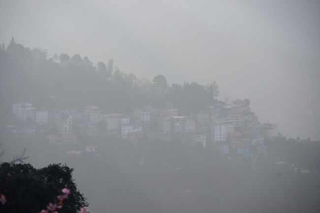 右手の北側に町は続いています。<br />
