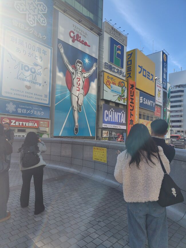 で、一度来てみたかった道頓堀。グリコの看板。逆光ですが、海外の方ひしめき合ってました。<br />