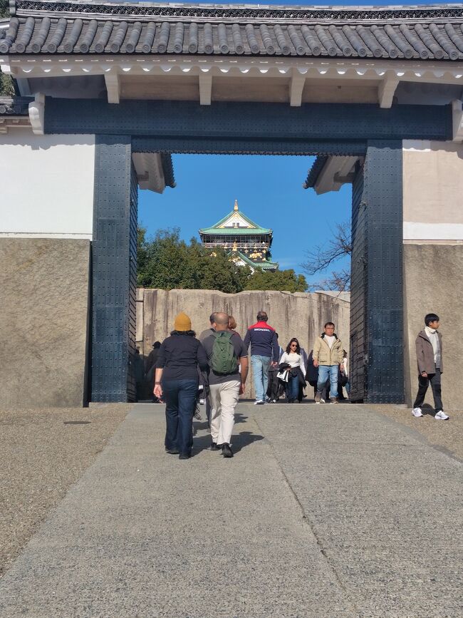 大阪城に着くまで遠い！<br />つまり広い！<br />それでなくても、今日は暖かく、汗だくで歩きました。