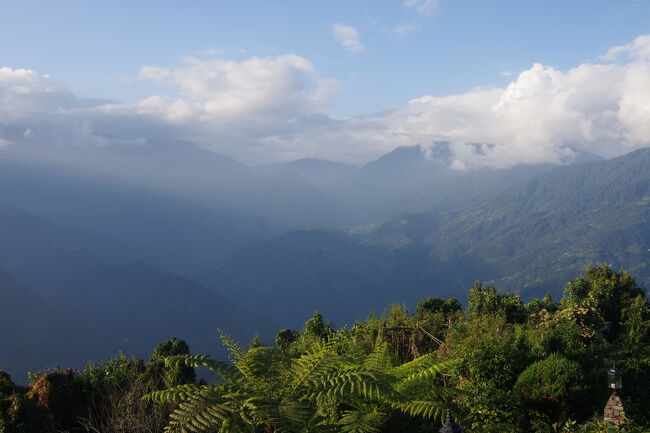 ホテルの北側に広がる山塊です。右側の山肌から正面に掛けて、建物が見えます。ペリンは標高２，１５０ｍです。<br />