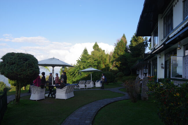 ペリンは世界第３位の高さ８，５８６ｍのカンチェンジュンガから南に３２㎞の場所にあります。その姿を眺めるためにこのホテルは北に向いているのです。<br />