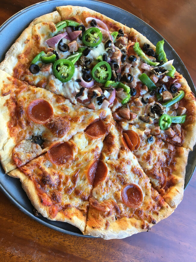 乗馬ツアーの最後はピザ。<br />Pepperoni &amp; Supreme のハーフ＆ハーフ。<br />二人で一枚にしたけど、それでも多かった（笑）