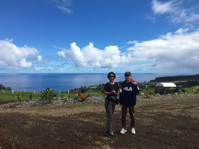 農園の入り口で海をバックに記念撮影