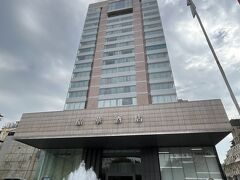 リージェント台北

私たちは3度目の宿泊です

日本語が通じる
コンシェルジュさんが有能
ドアマンが完璧
朝食が種類豊富で美味しい

全幅の信頼がおける高級5つ星ホテルです

またここに泊まることができて
嬉しいね～♪と
二人ともテンションが上がっています

チェックイン時にパスポート提示
デポジットとして
クレジットカードで4000元
(保証金なので決済無し)

15時過ぎていたので
そのままお部屋へ