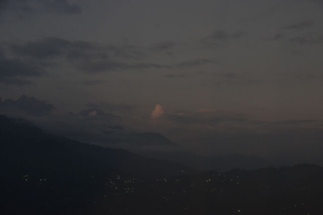山並みがだいぶ見えるようになりましたが、日没の方が先ですね。眼下に広がる家々にも明かりが灯り始めました。<br />