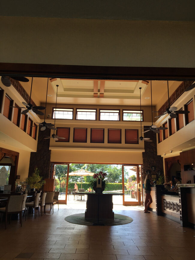 右手はフロント・デスク<br />左手はコンシェルジュ・デスク