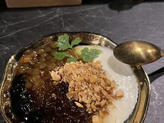 仙草ゼリーとタピオカのミックス　90元

豆花に仙草ゼリーとタピオカ
ピーナッツを砕いたものをトッピングし
黒糖シロップがかかっています

食感の違うもちもちタピオカとピーナッツが
良い仕事をしていて
なんともいえない不思議な美味しさです
