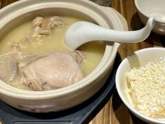 濃厚鶏スープ(小)は土鍋に入って登場

蓋を開けると
グツグツ煮立っていましたが
あっという間に表面に膜がはりました

あまりに美味しくて
2人であっという間に飲んでしまった～

スープ好きの私たち
1人一杯ずつでも全然行けたな