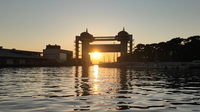 びゅうおの間に太陽が沈んできました。