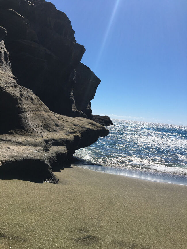 日が当たると砂が緑に輝きます